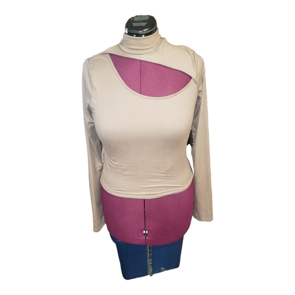 MOOD. XL. Long-sleeved crop top its chest cut out. NWT. (sku 331) - Picture 1 of 5